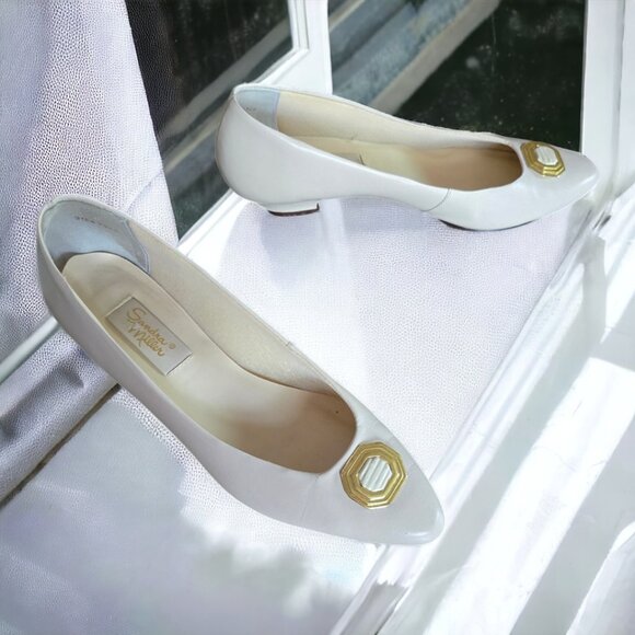 Elegant White Heels with Gold Accent - Picture 3 of 9